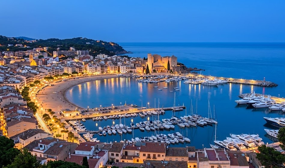 Vista paisajística de la bahía de Sant Feliu de Guíxols y la Costa Brava en la comarca del Baix Empordà